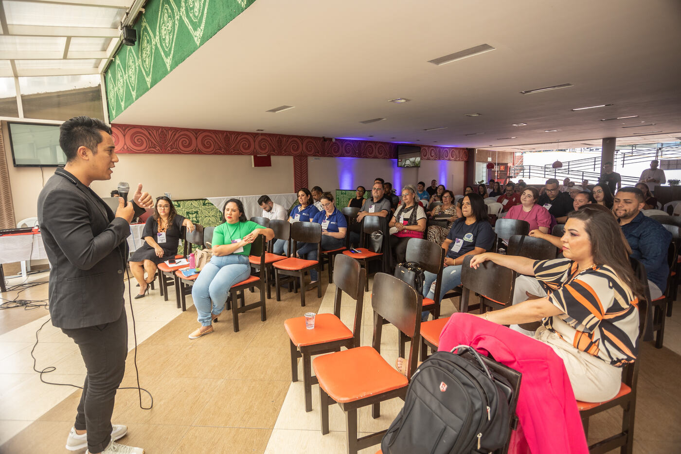 Marco caminhando entre a plateia de empreendedores